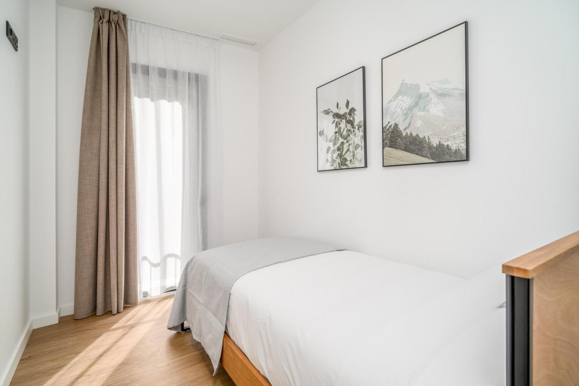 הוספיטלט דה יוברגאט Limehome Barcelona Placa Pirineus מראה חיצוני תמונה