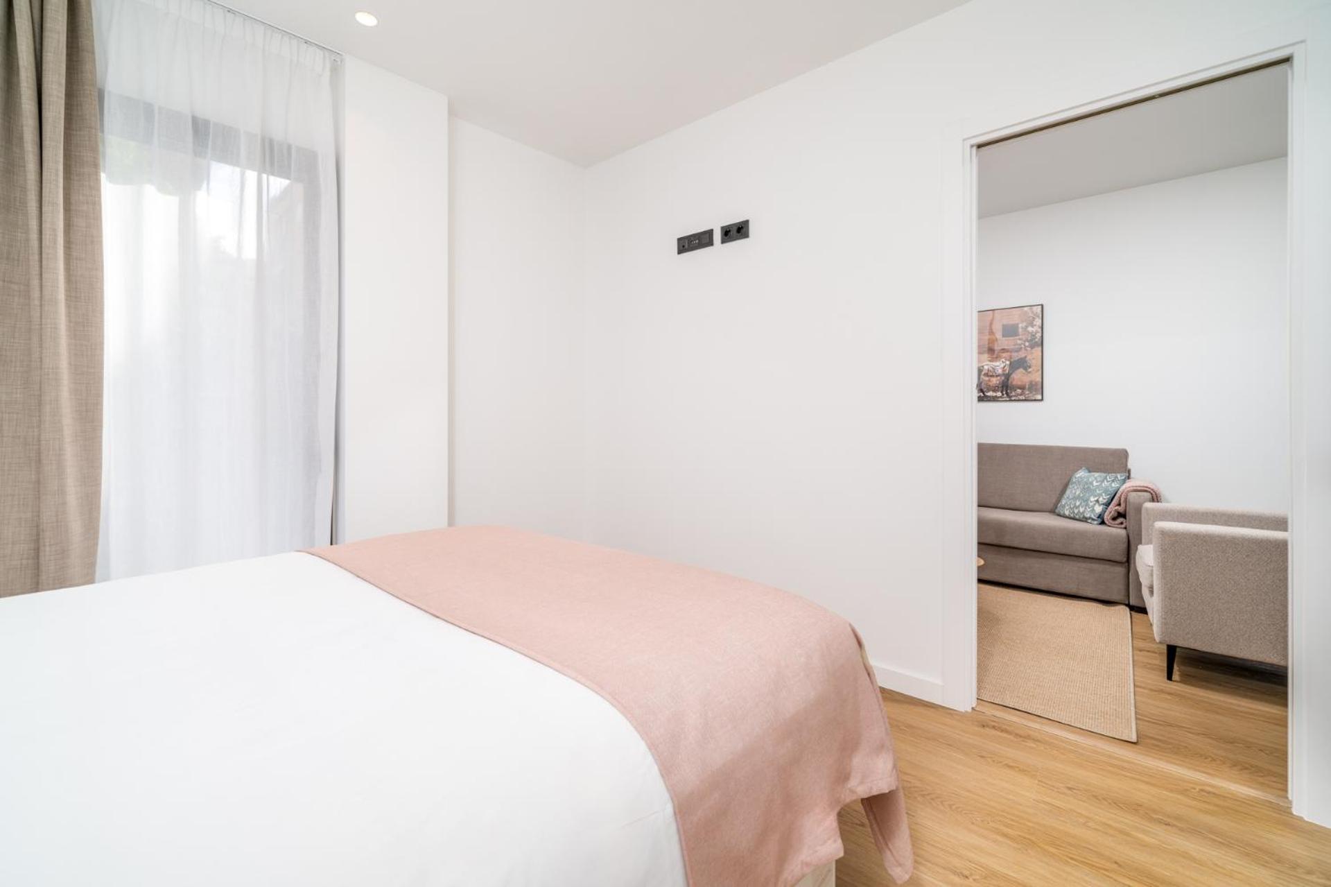 הוספיטלט דה יוברגאט Limehome Barcelona Placa Pirineus מראה חיצוני תמונה